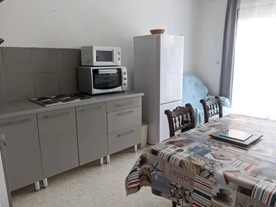 a kitchen with a microwave and a refrigerator at T2 Climatisé, 2 Cours, Proche Plage, Parking Privé, 5 Pers., Animaux Acceptés - FR-1-797-58 in Port-la-Nouvelle