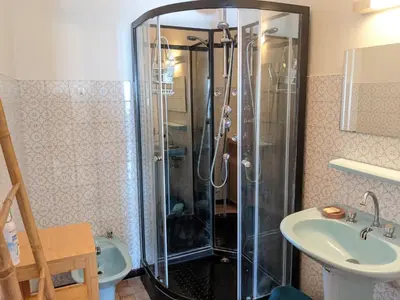 a bathroom with a shower and a sink at Villa T2 climatisée, 5 pers, proche plage, cour, jardin, barbecue, parking, 2* Meublés Tourisme - FR-1-797-57 in Port-la-Nouvelle