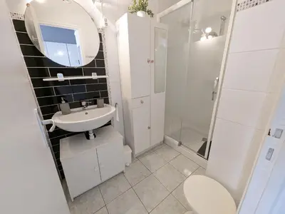 a white bathroom with a sink and a shower at Villa T2 cosy, 40m², 4 pers, proche plage, 2 terrasses, tout équipé, calme et commerces à proximité - FR-1-797-53 in Port-la-Nouvelle