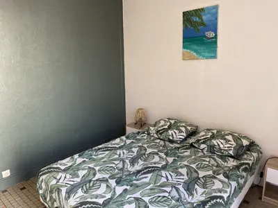a bedroom with a bed and a picture on the wall at Villa T2 cosy, 40m², 4 pers, proche plage, 2 terrasses, tout équipé, calme et commerces à proximité - FR-1-797-53 in Port-la-Nouvelle