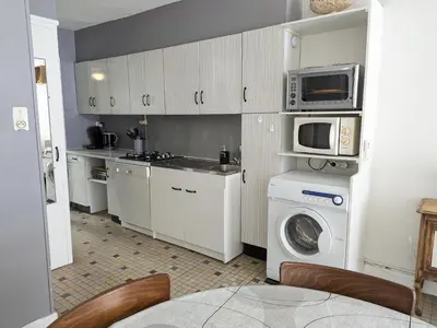 a kitchen with a washing machine and a microwave at Villa T2 cosy, 40m², 4 pers, proche plage, 2 terrasses, tout équipé, calme et commerces à proximité - FR-1-797-53 in Port-la-Nouvelle