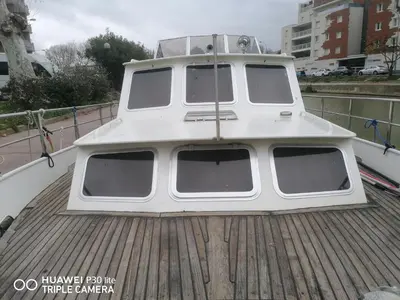a boat sitting on top of a wooden deck at Appartement bateau Narbonne in Narbonne