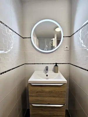 a bathroom with a sink and a mirror at Tout confort ! Ville, Climatisation, Parking, Wifi, Calme, TV in Carcassonne