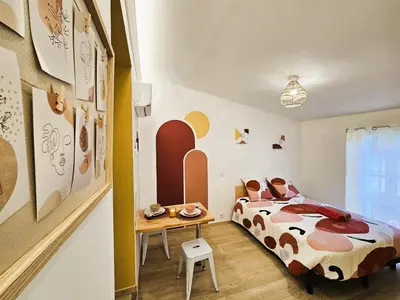 a small bedroom with a bed and a table at Tout confort ! Centre-ville, Climatisation, Parking, Wifi, Calme, TV in Carcassonne