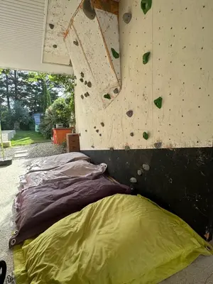 a bedroom with a large rock climbing wall at Maison paisible toute équipée, piscine chauffée in Sallèles-dʼAude