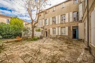 an empty courtyard in front of a building at Le clos des jacobins in Narbonne