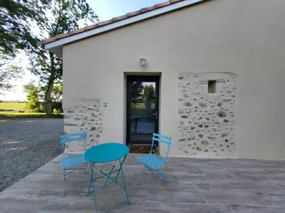 two chairs and a table on a patio at Chambre Le Ka-Marrant in Les Pujols