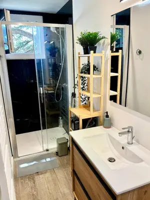 a bathroom with a shower and a sink and a sink at Evasion dépaysante Canal du Midi La vie en couleur in Castelnaudary