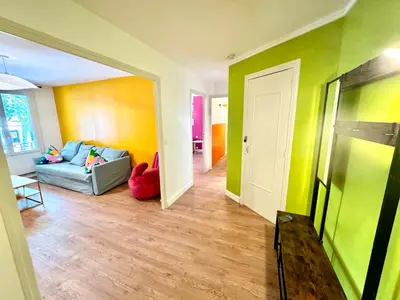 a living room with green and yellow walls and a couch at Evasion dépaysante Canal du Midi La vie en couleur in Castelnaudary