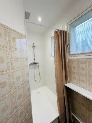 a bathroom with a shower and a window at Maison proche de la Cité avec jardin in Carcassonne