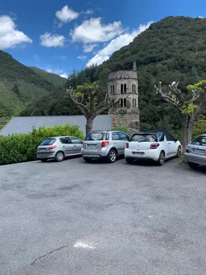 a group of cars parked in front of a building at Havre de paix in Mas-Cabardès