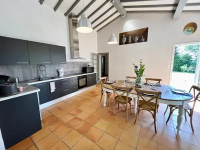 a kitchen and dining room with a table and chairs at Villa Louis - calme et spacieuse avec vue in Castelnaudary