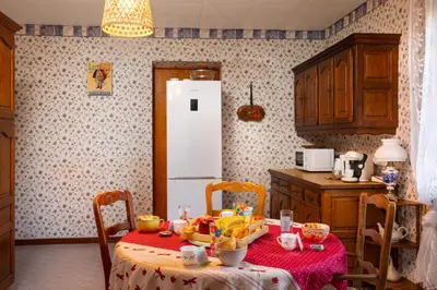 a bedroom with a bed and a desk with a computer at L'Oustal 3 chambres avec grand jardin parking gratuit in Bram