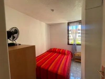 a bedroom with a red bed and a window at Duplex T4 Confort 6 Pers., Piscine, Parking, Centre Port à Gruissan - FR-1-796-74 in Gruissan