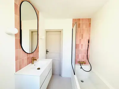 a bathroom with a sink and a mirror at Maison de campagne Arty entièrement rénovée 4 chambres in Roquecourbe