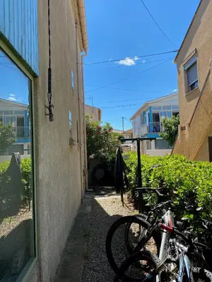 a group of bikes parked next to a building at Maison 300 m de la plage avec un bel extérieur in Gruissan