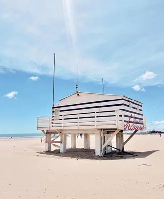 a lifeguard shack sitting on the beach at Maison 300 m de la plage avec un bel extérieur in Gruissan