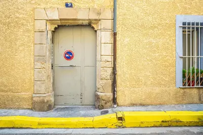 a door in the side of a building at Le Cocon Urbain in Narbonne