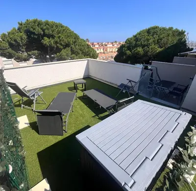 an outdoor patio with chairs and tables on a roof at L'appart B42 in Gruissan