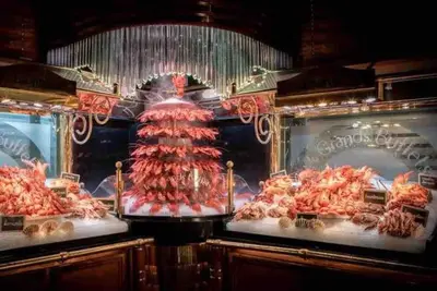 a display case in a store with chickens and meat at T3 6 couchages grands buffets et plages in Narbonne