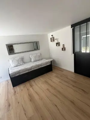 a room with a couch in a room with a wooden floor at Charmant et Confortable appartement Narbonne in Narbonne