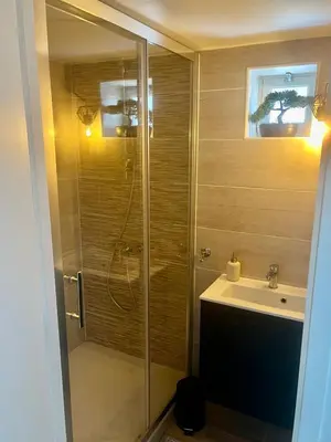 a bathroom with a shower and a sink at Charmant et Confortable appartement Narbonne in Narbonne