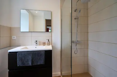 a bathroom with a sink and a shower at Le Rempart Harmonieux - Triplex au pied de la Cité in Carcassonne