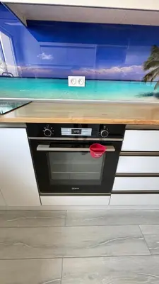 a kitchen with a counter top with a stove at Villa familiale climatisée, proche plage & lacs in Port-la-Nouvelle
