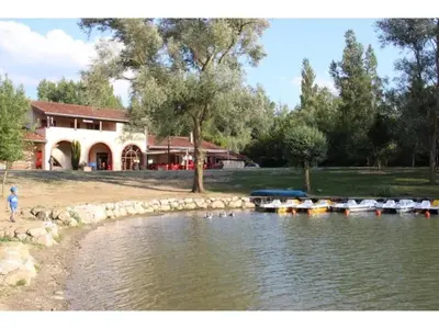 an aerial view of a house with a lake at Chalet 3 étoiles - Piscine - ccaaaef in Nailloux