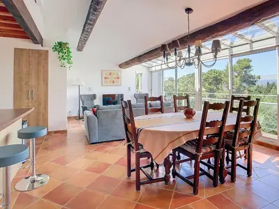 a kitchen and dining room with a table and chairs at Le Héron Cendré - Appartement avec vue in La Redorte