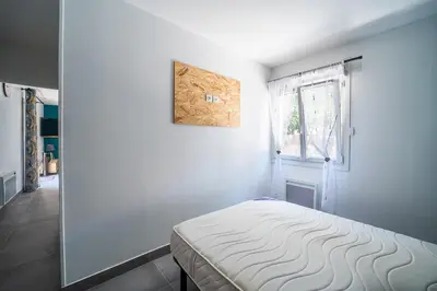 a white room with a bed and a window at Casa Jade - Appt pour 4 in Fitou
