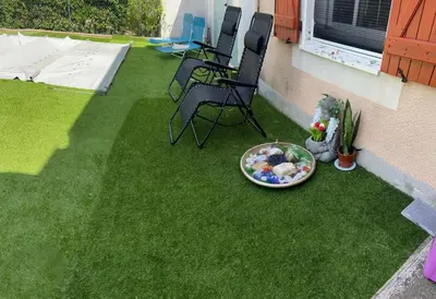 a garden with a bowl of food on the grass at Studio jacuzzi à l'abri des vents in Carcassonne