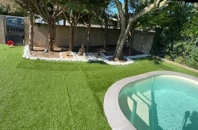 a backyard with a swimming pool in a yard at CARCASSONNE Studio avec Jacuzzi y piscina in Carcassonne