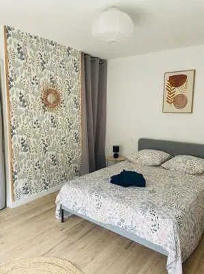 a bedroom with a bed with a blue bag on it at Le Bastide l 2 chambres l Rez-de-chaussée l Terrasse l Clim in Sémalens