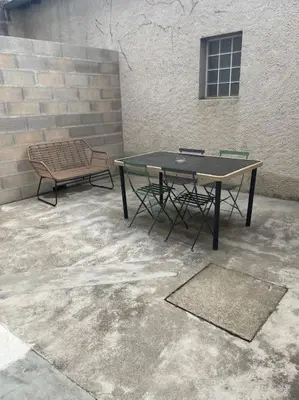 a table and a bench sitting next to a building at Le Bastide l 2 chambres l Rez-de-chaussée l Terrasse l Clim in Sémalens