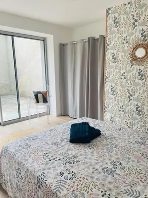 a bedroom with a bed with a blue bag on it at Le Bastide l 2 chambres l Rez-de-chaussée l Terrasse l Clim in Sémalens