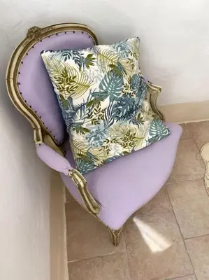 a purple chair with a pillow on top of it at Superbe maison de village et sa terrasse panoramique in Oupia