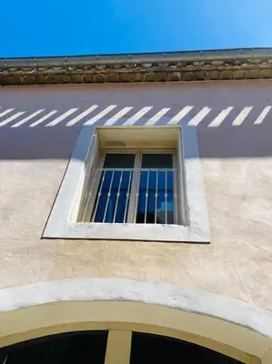 a window on the side of a building at Superbe maison de village et sa terrasse panoramique in Oupia