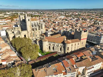 an aerial view of a city with a cathedral at Le Jardin de la Cathédrale - T2 - Centre Ville - Emplacement & Vue Extraordinaires in Narbonne