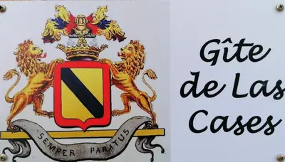 a crest with two lions with a crown and a banner at Gîte de Las Cases 4 à 6 personnes in Lempaut