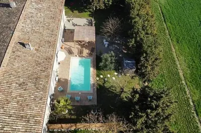 an aerial view of a house with a swimming pool at Hébergement - Canal du midi in Saint-Martin-Lalande