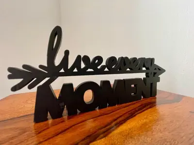 a black sign that says happy new month on a wooden table at Maison Les Bruyères - 3 chambres - jardin et parking à Carcassonne in Carcassonne
