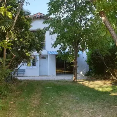 LA PETITE BICOQUE au fond du jardin
