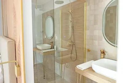 a bathroom with a shower and a sink and a mirror at Les Gîtes de Laure - L'Eden Romantique, B&B, Spa privatif et Petit Déjeuner, Couloir de nage, 10mn Carcassonne in Malves-en-Minervois