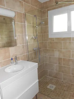 a bathroom with a sink and a shower at Superbe villa 4 ch climatisées avec piscine privée in Roquetaillade
