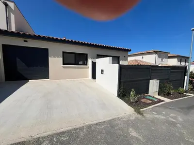 a house with a driveway and a garage at Maison quartier la Campane Narbonne in Narbonne