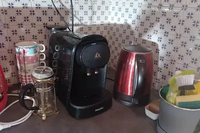 a kitchen counter with a coffee maker and a blender at Vue de rêve sur lagune de mer in Bages