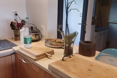 a kitchen counter with a vase on a cutting board at Vue de rêve sur lagune de mer in Bages
