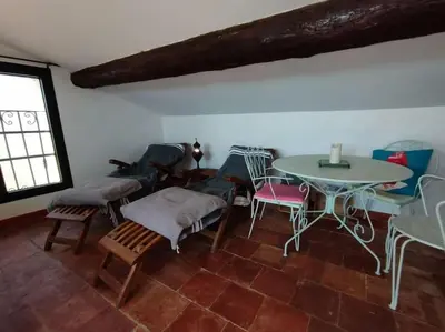 a room with a table and chairs and a table at Vue de rêve sur lagune de mer in Bages