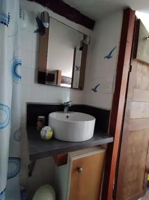 a bathroom with a sink and a mirror at Vue de rêve sur lagune de mer in Bages